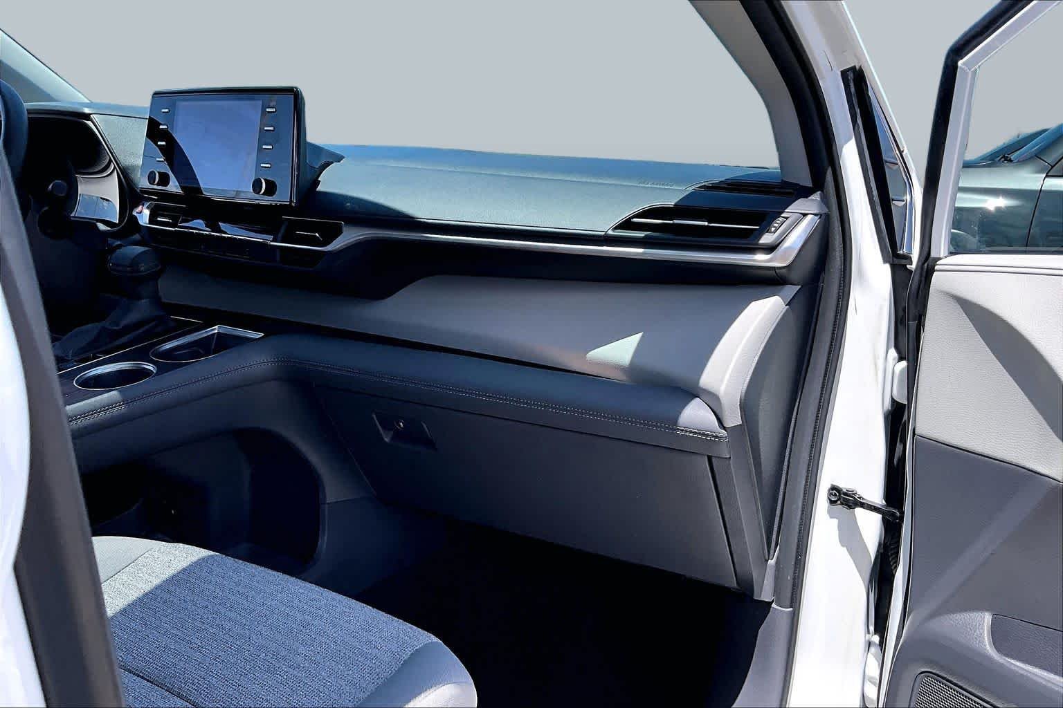 Used 2022 White Toyota LE image 18