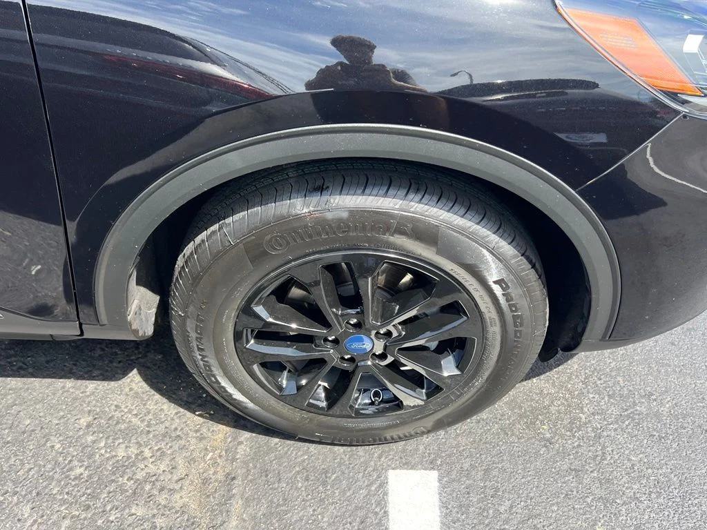 Certified Used 2022 Black Metallic Ford SE image 6