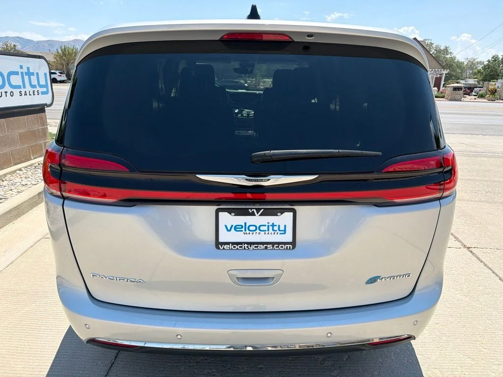 Used 2023 Silver Chrysler Touring L image 4