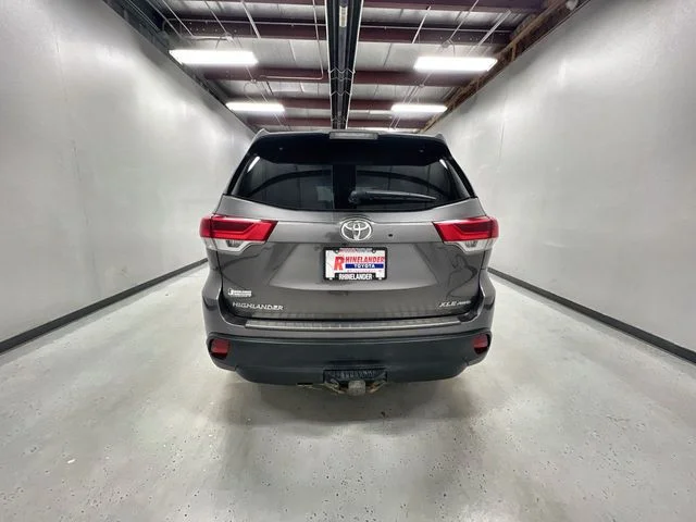 Used 2018 Gray Toyota XLE image 7