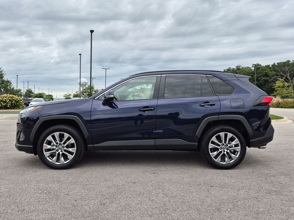 Used 2023  Toyota XLE Premium image 4