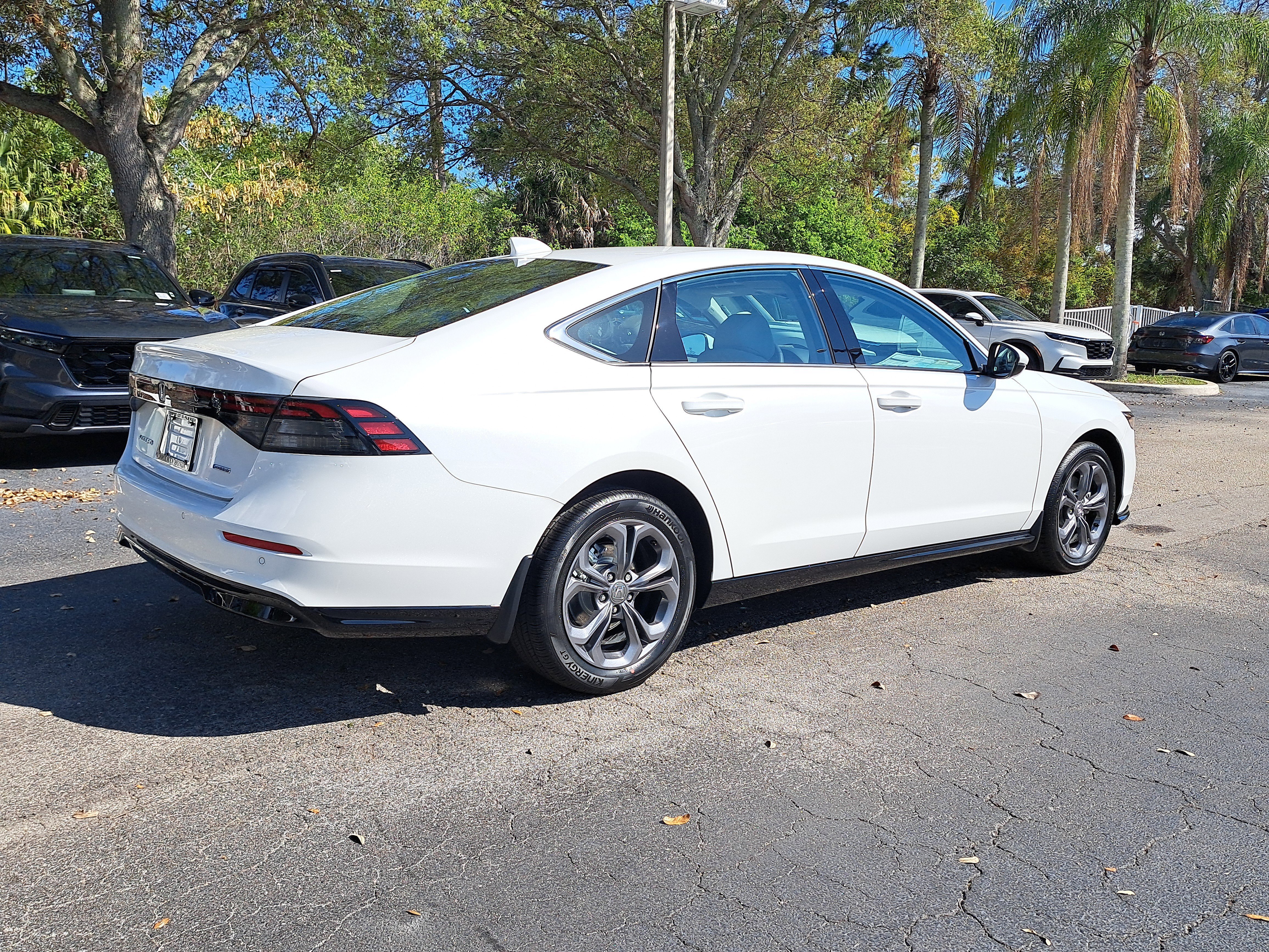 New 2026 Platinum White Pearl Honda EX-L image 6