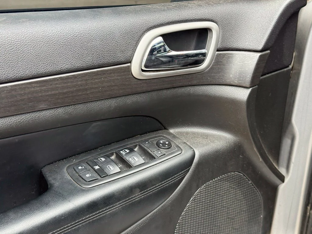 Used 2018 Silver Jeep Altitude image 11
