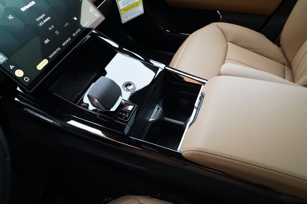 New 2027 Santorini Black Land Rover SE image 27