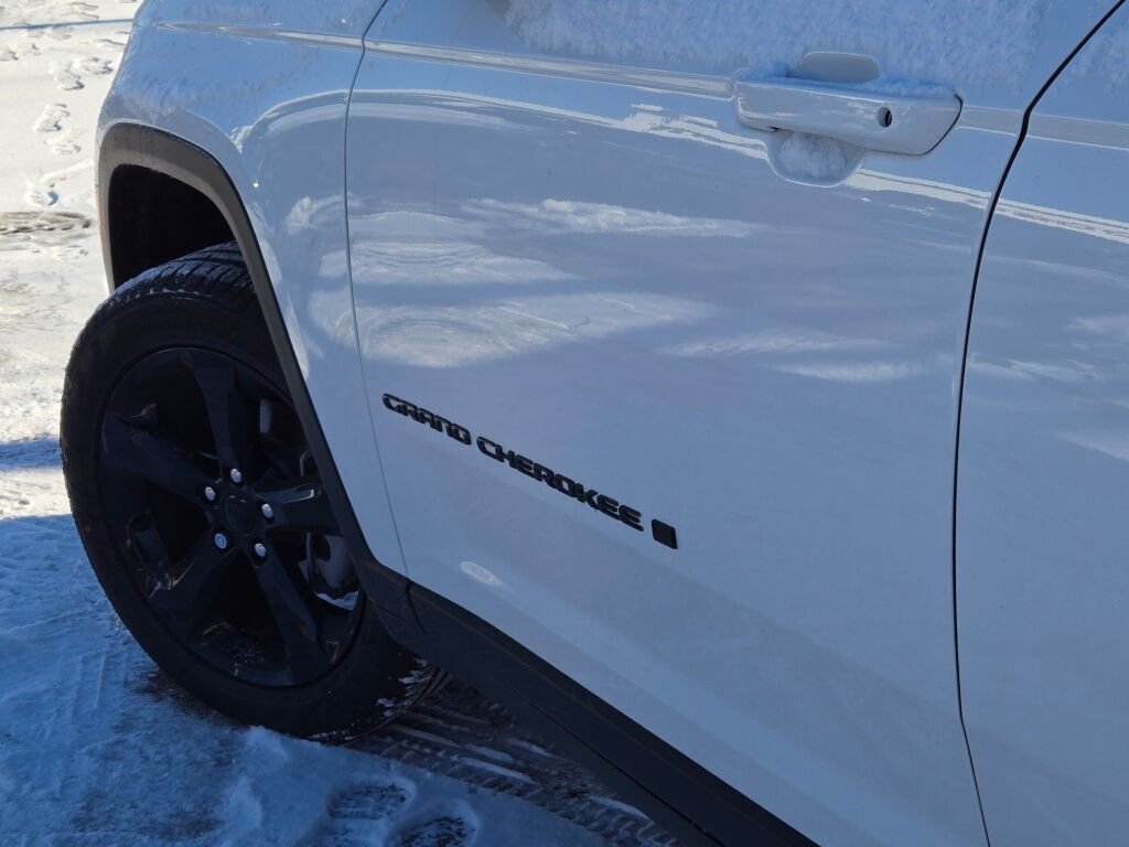 New 2026 Bright White Clear-Coat Exterior Paint Jeep Limited image 17