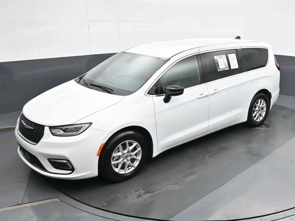 Used 2025 White Chrysler Select image 17