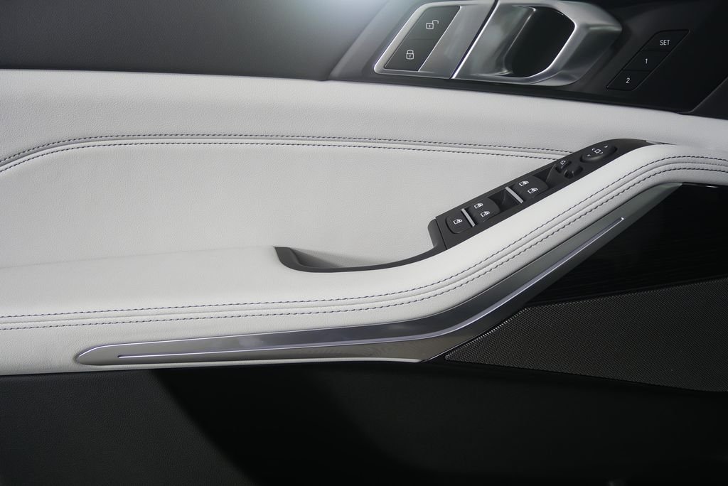 Used 2026 Skyscraper Grey Metallic BMW xDrive40i image 9