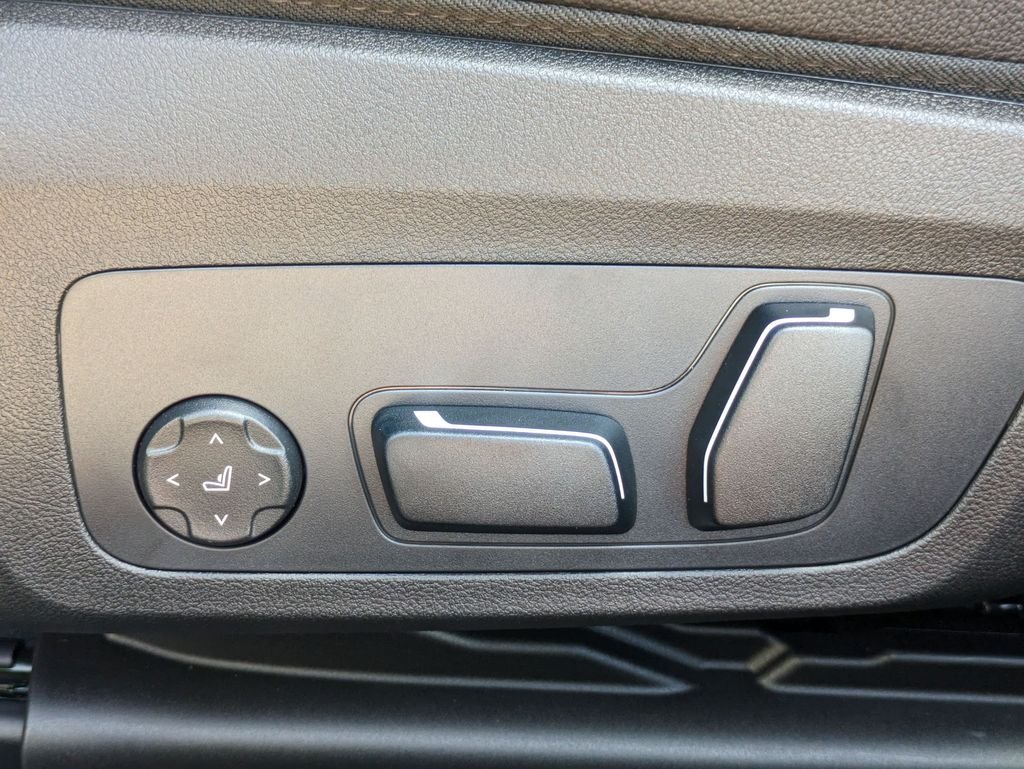 2025 BMW 3 Series 330i - Photo 13