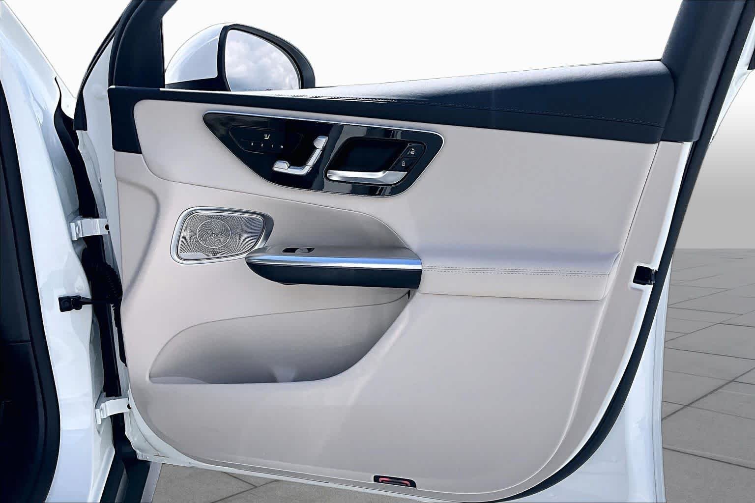 Used 2026 Polar White Mercedes-Benz GLC 300 image 23