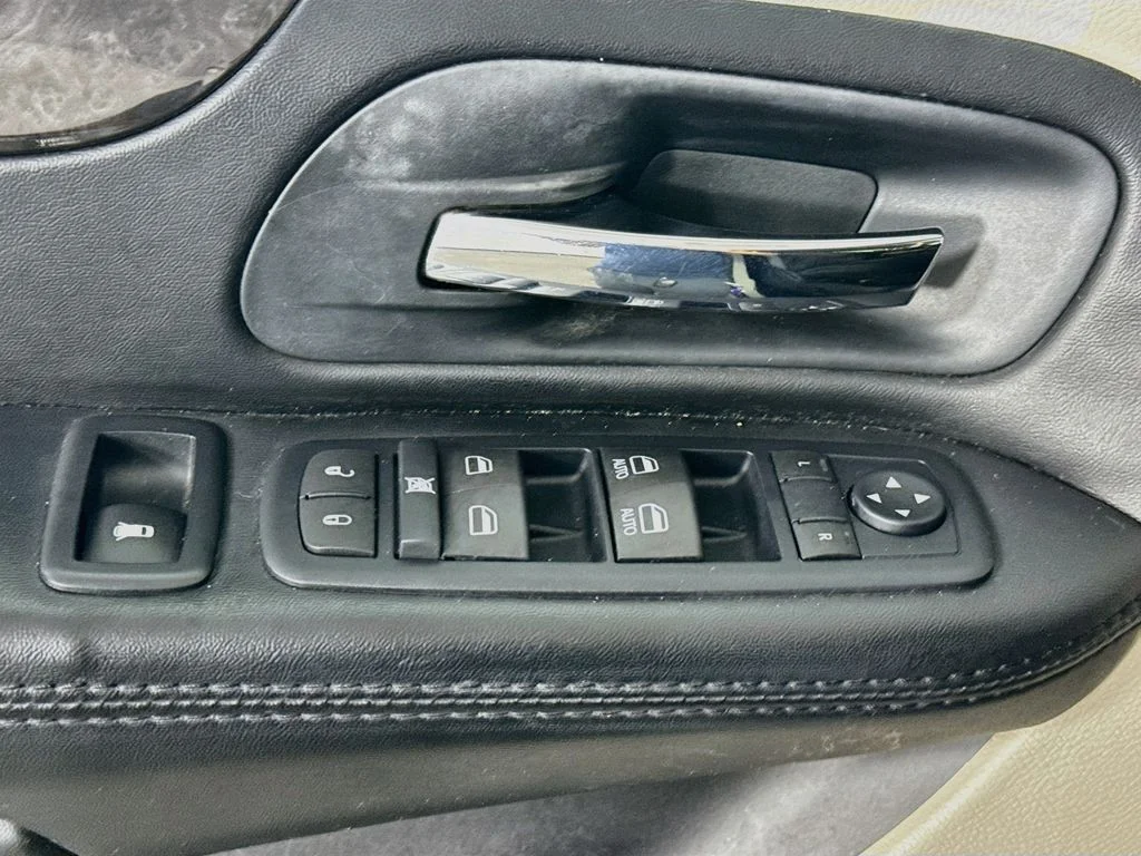 Used 2015 Silver Dodge SXT image 18