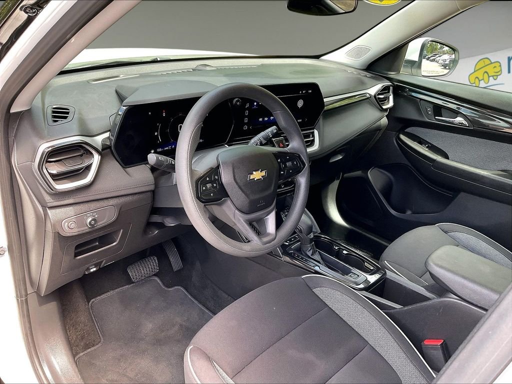 Used 2025 White Chevrolet LT image 8