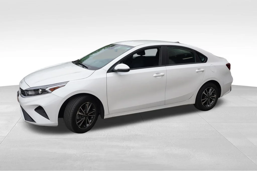 Used 2023 Snow White Pearl Kia LXS image 10