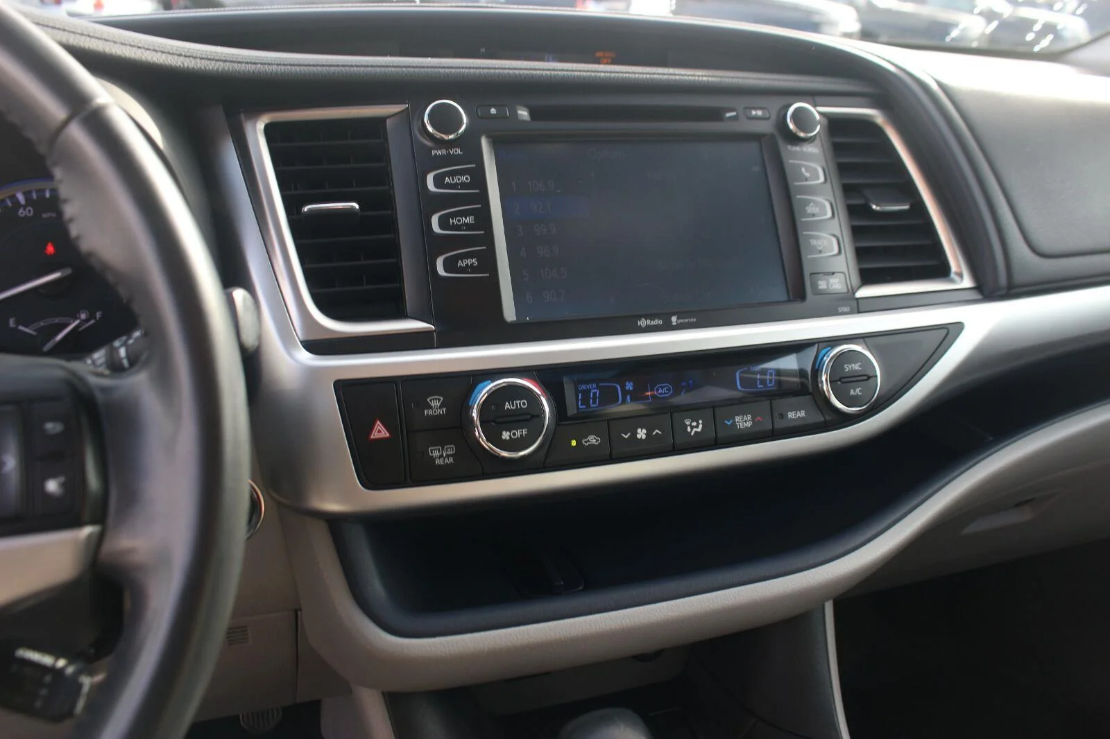 Used 2015  Toyota XLE image 20