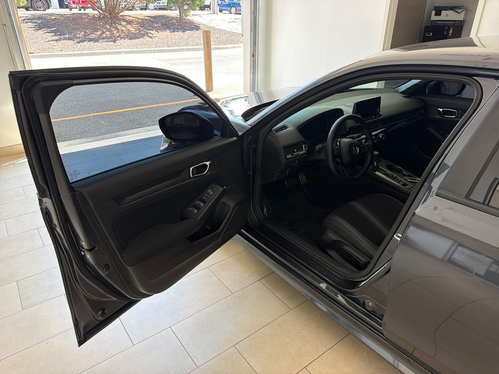 Used 2025  Honda Sport image 10