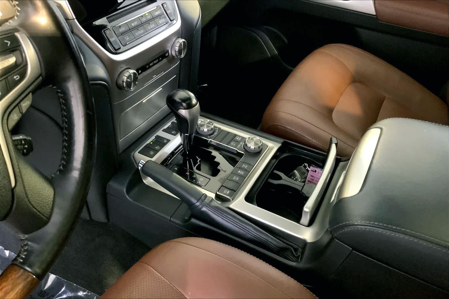 Used 2019 Blizzard Pearl Toyota  image 17