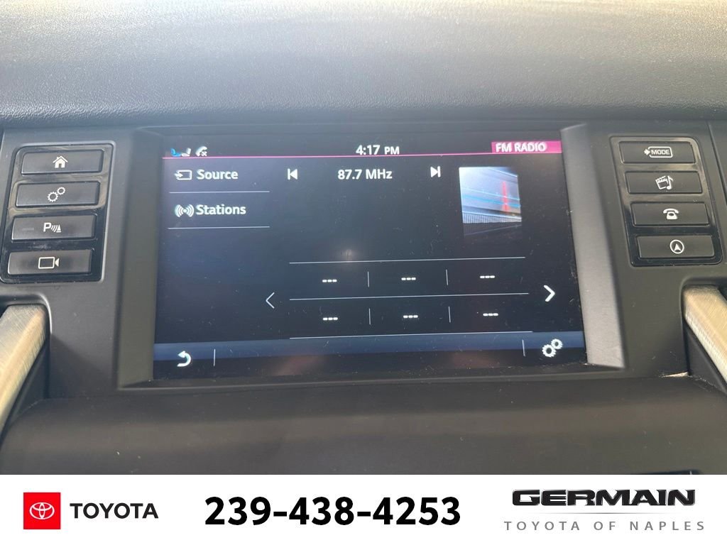 Used 2018 White Land Rover HSE image 16
