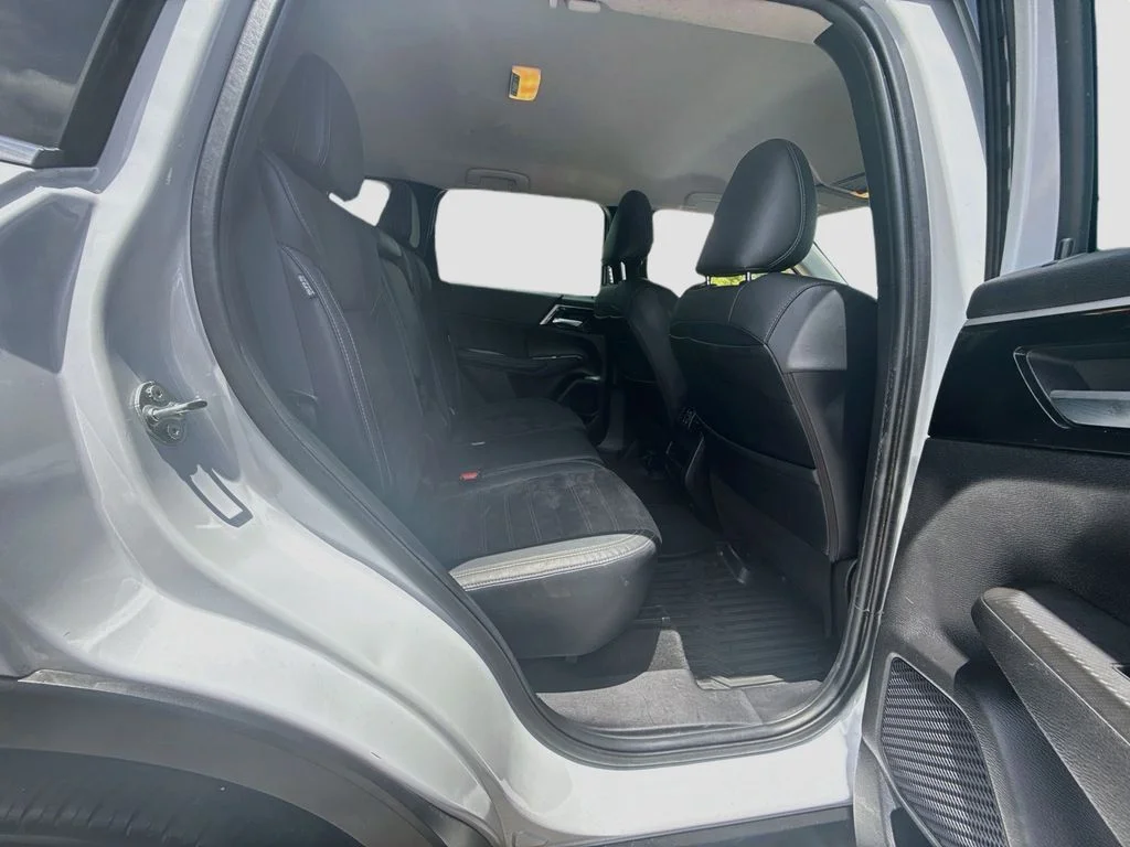 Used 2022  Mitsubishi  image 31