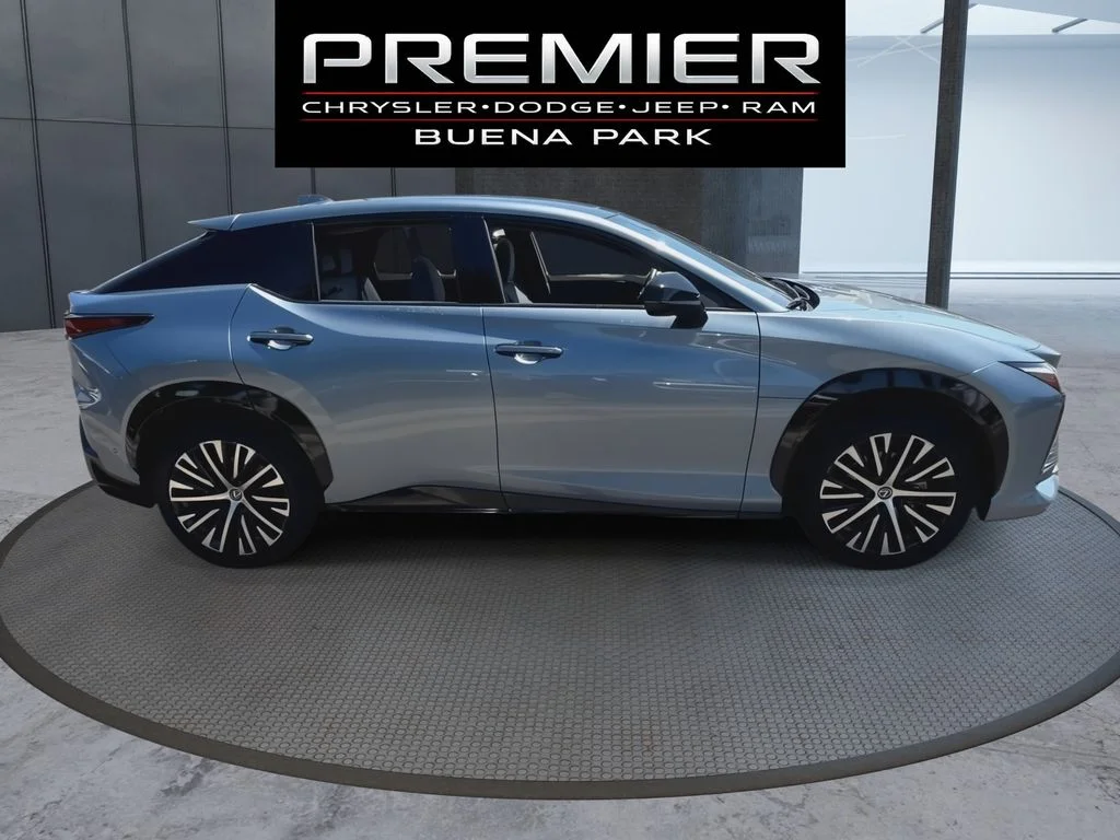 Used 2023  Lexus 450e Luxury image 9