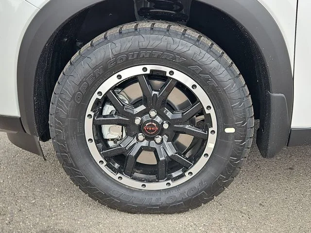 New 2026 Everest White Pearl TriCoat / Super Black Two-tone Nissan Rock Creek® image 4