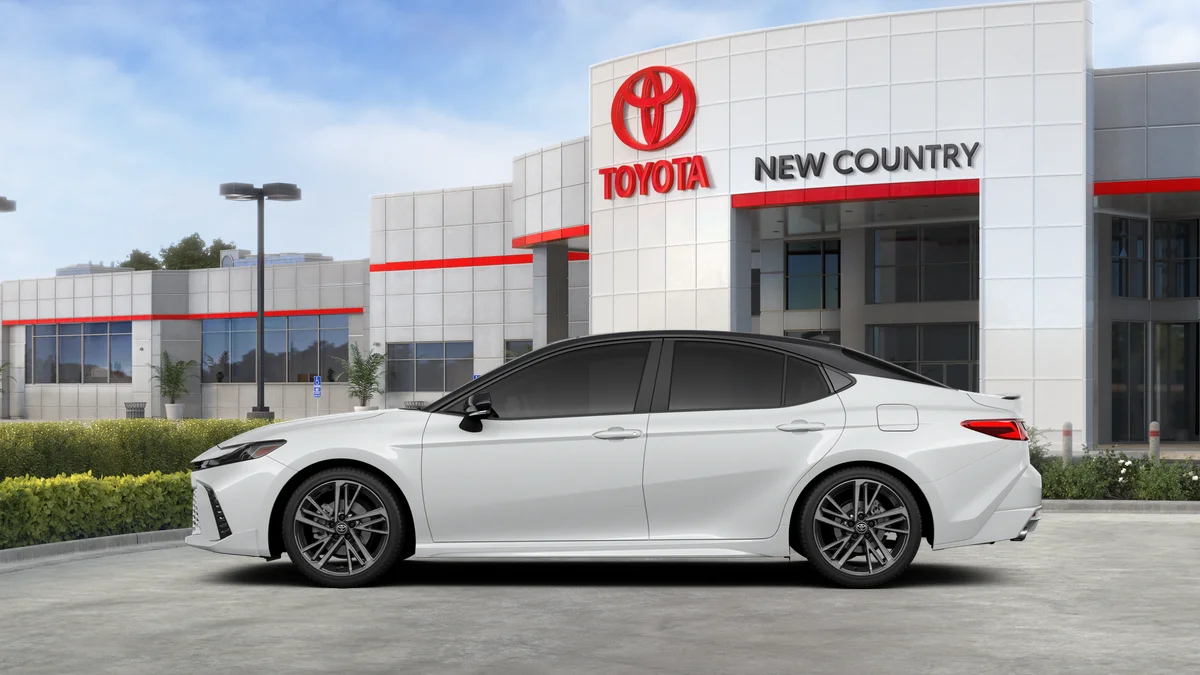 New 2026 Wind Chill Pearl with Midnight Black Metallic roof Toyota XSE image 4