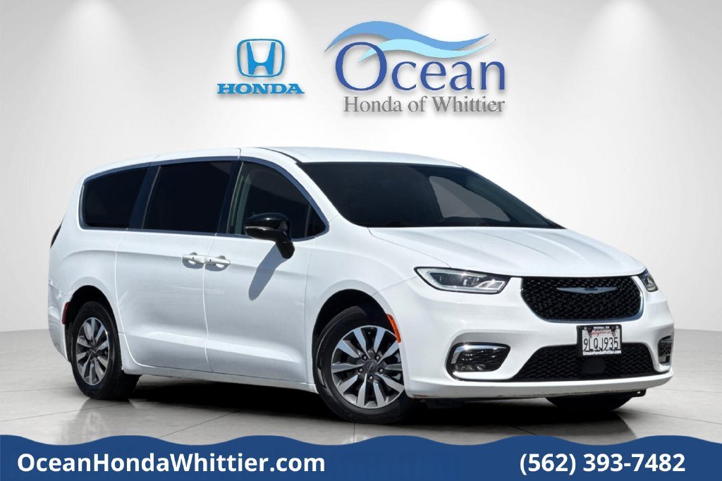 Used 2024 Bright White Clearcoat Chrysler Select image 1