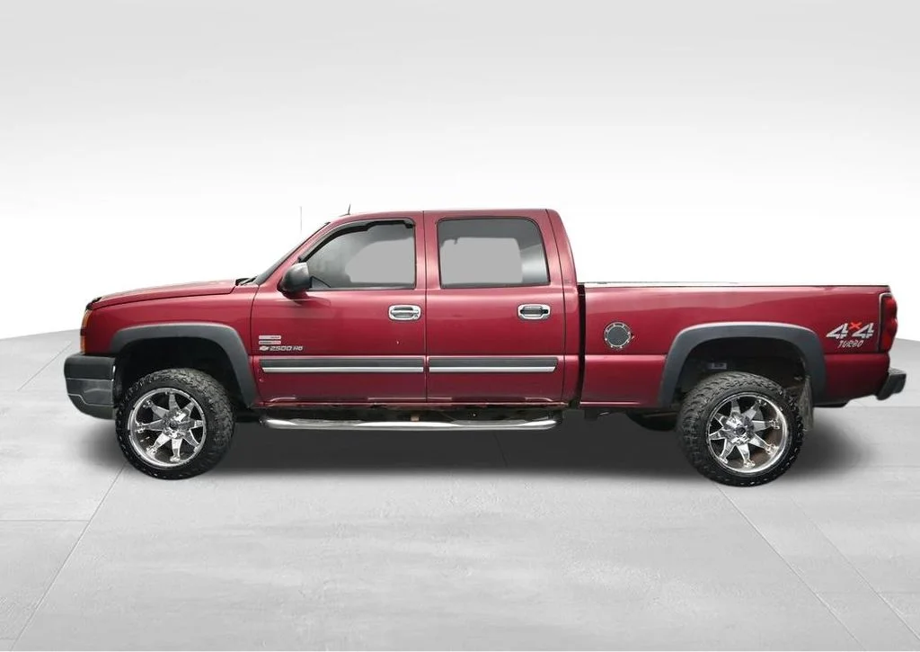 Used 2005 Red Chevrolet LT image 2