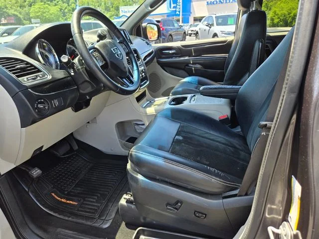Used 2017 Gray Dodge SXT image 10