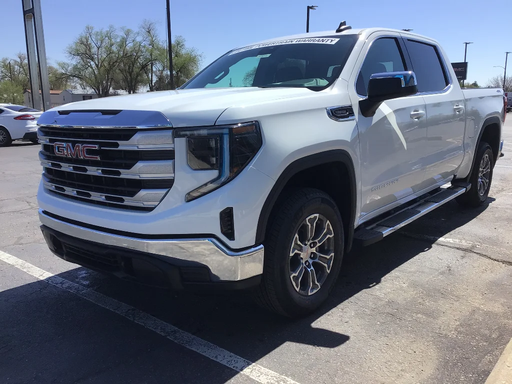 New 2026 Summit White GMC SLE image 3