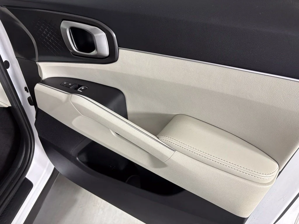 Used 2022 White Kia S image 46