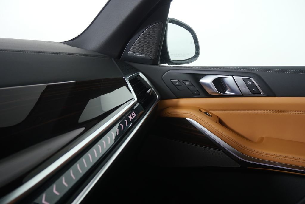 New 2026 Dravit Grey Metallic BMW xDrive50e image 24