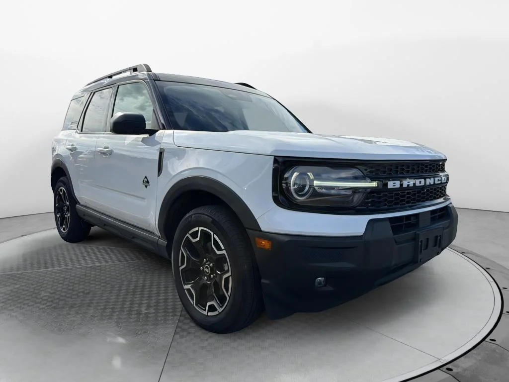 Certified Used 2025 Oxford White Ford Outer Banks image 4