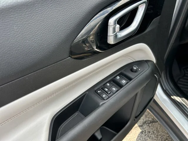 Used 2025 Silver Jeep Limited image 27