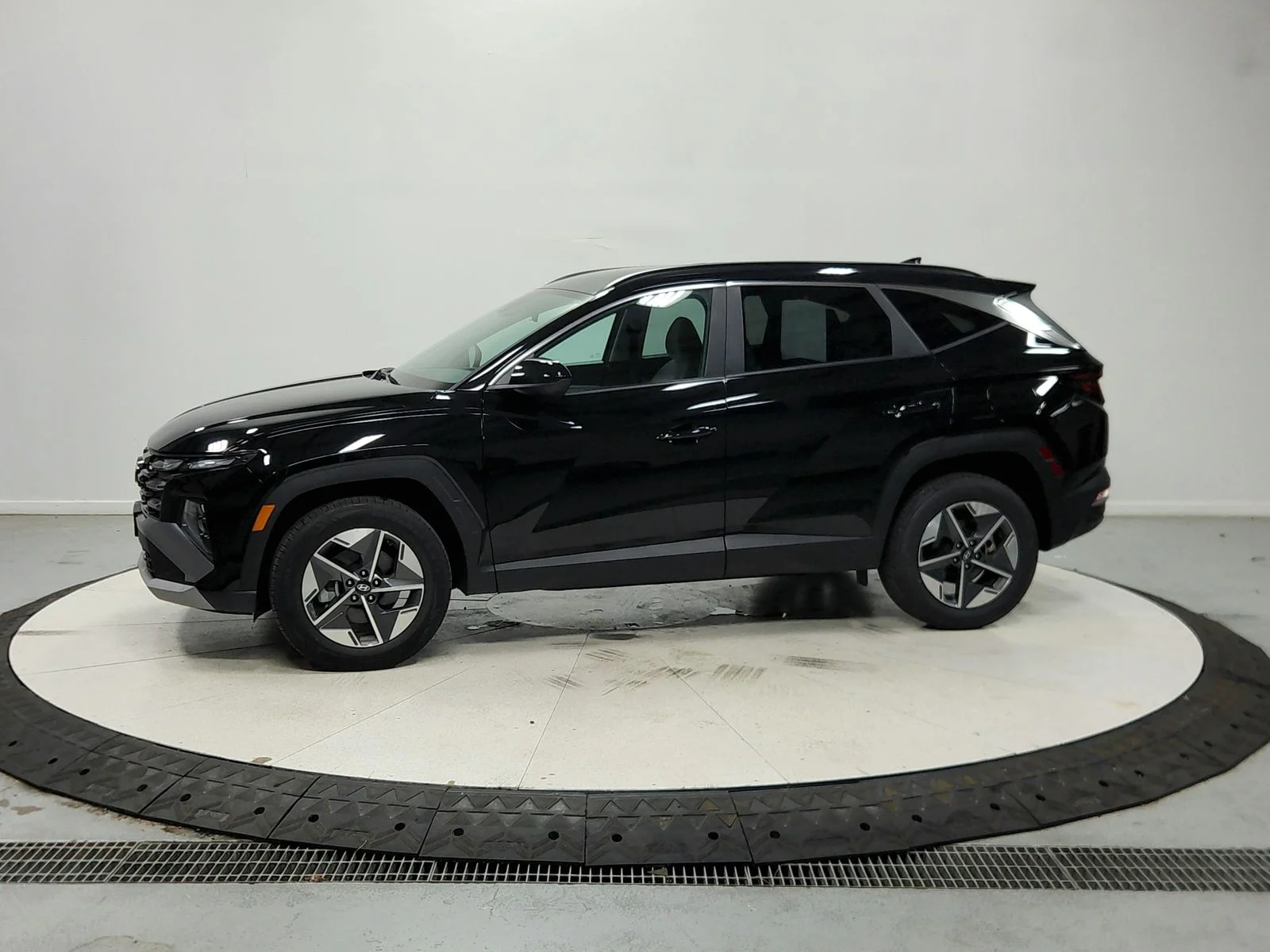 Used 2025 Phantom Black Hyundai SEL image 5