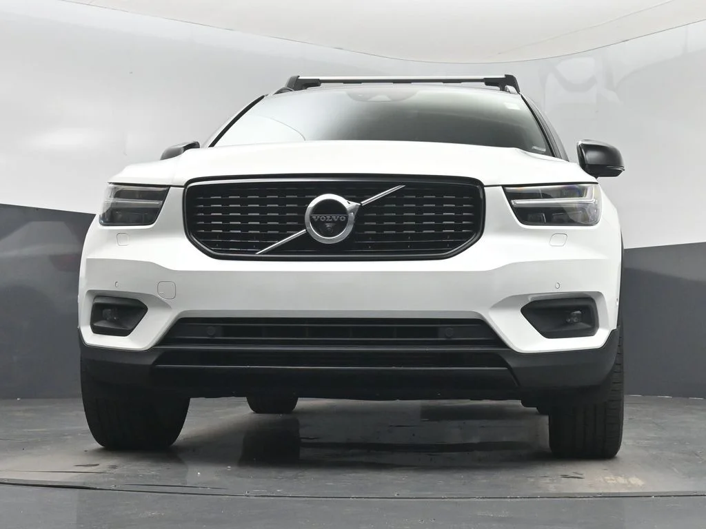 Used 2022 White Volvo R-Design image 31