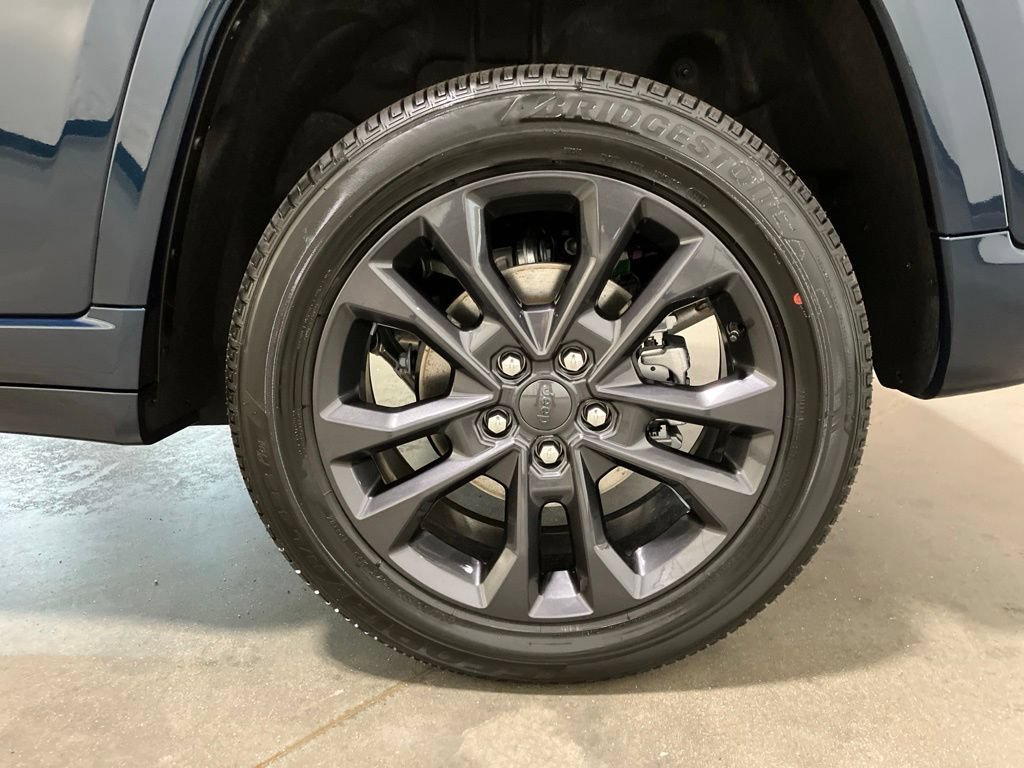 New 2026 Fathom Blue Pearl-Coat Exterior Paint Jeep Limited Reserve image 30