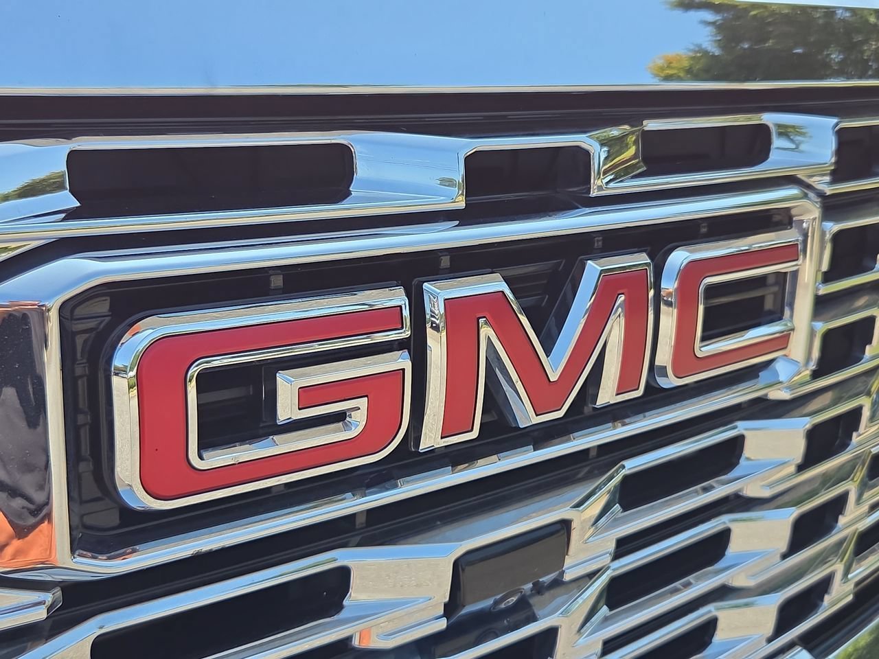 Used 2024 White Frost Tricoat GMC Denali image 32