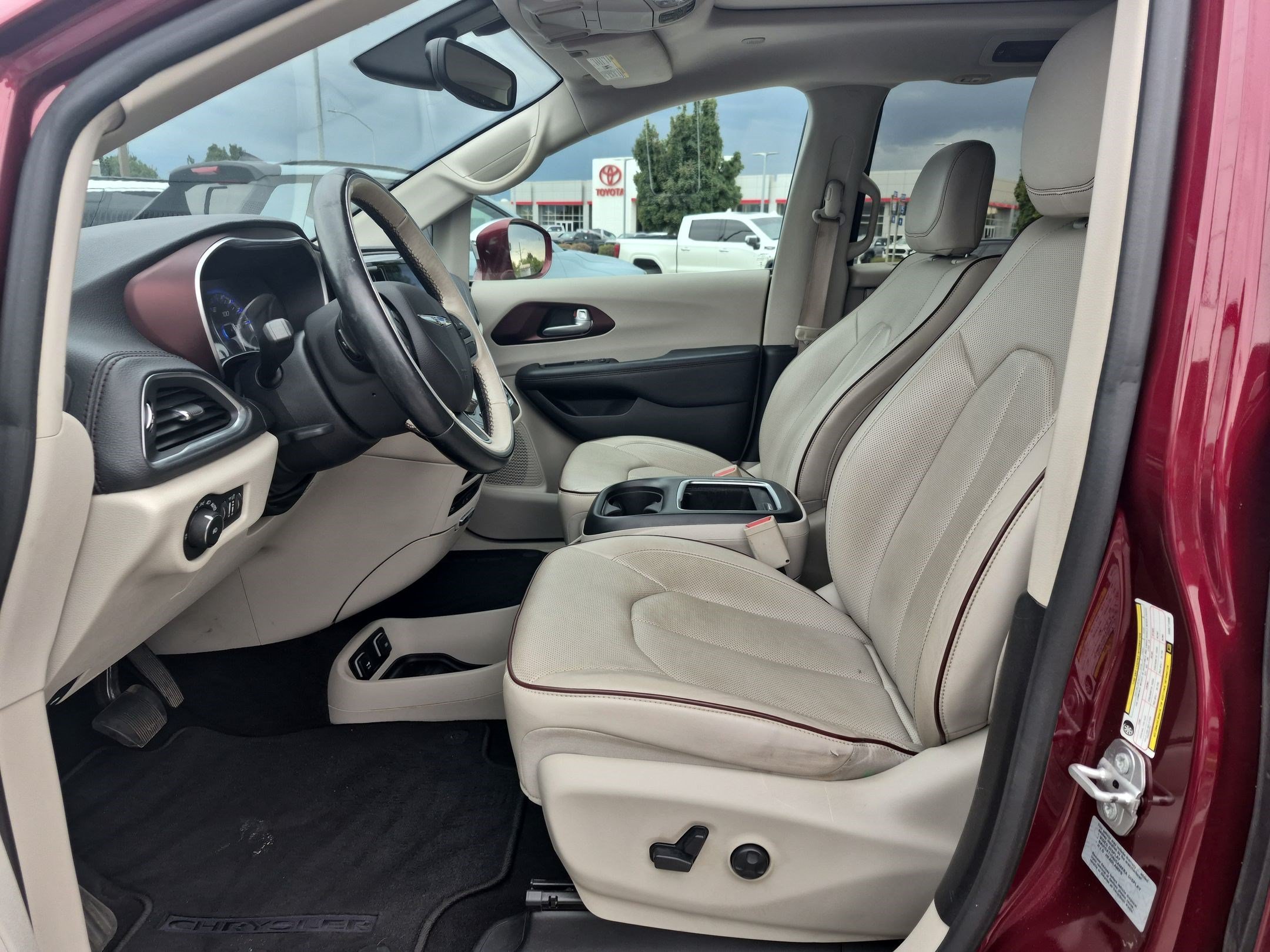 Used 2017 Velvet Red Pearlcoat Chrysler Limited image 15