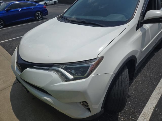 Used 2017 Super White Toyota XLE image 5