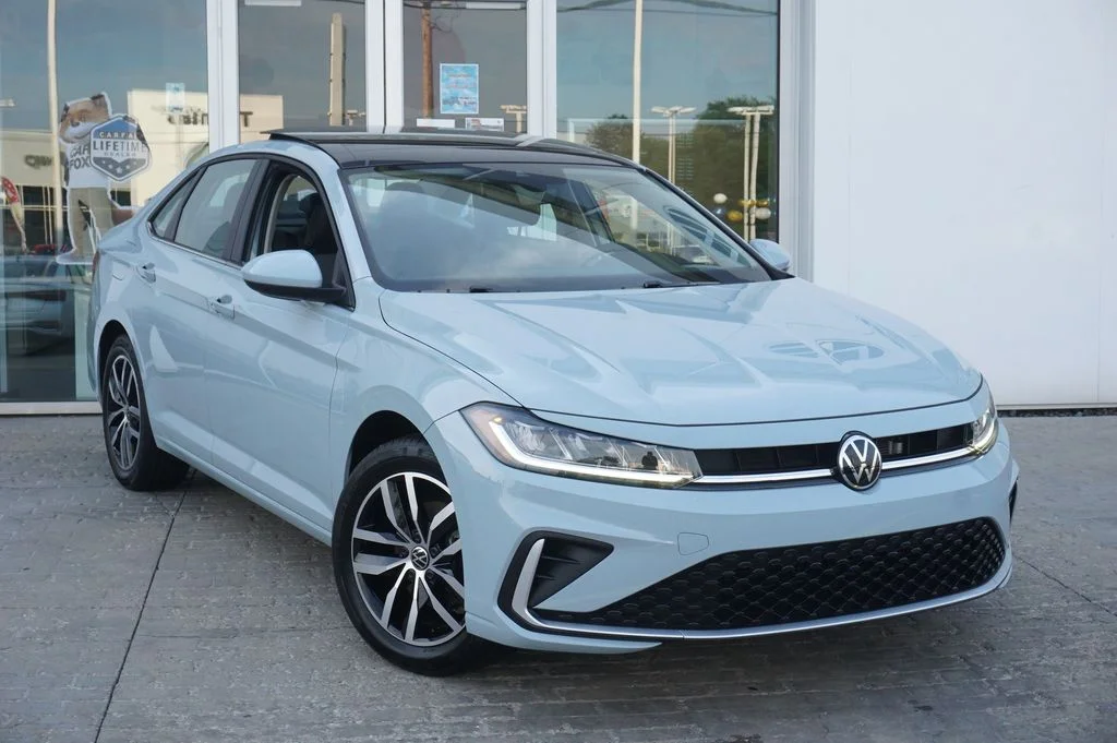 Certified Used 2025 Gray Volkswagen 1.5T SE image 7