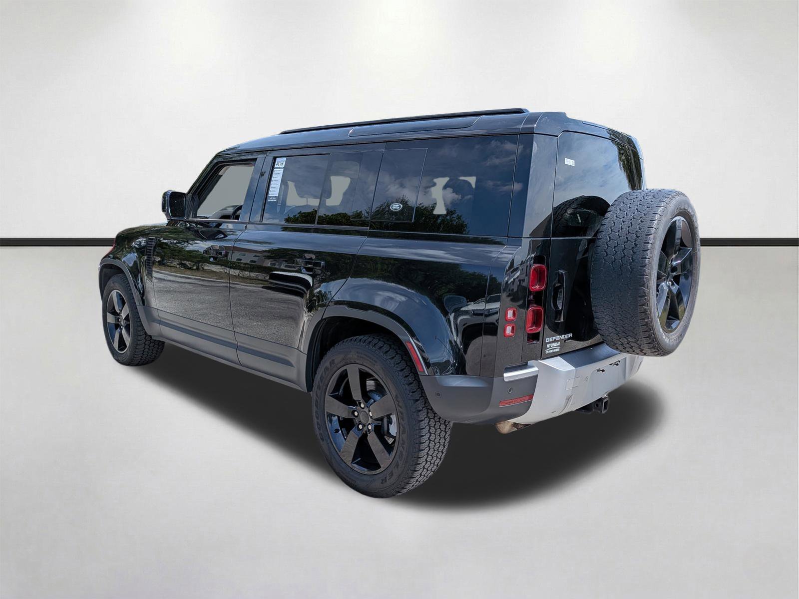 Used 2022 Santorini Black Metallic Land Rover SE image 6