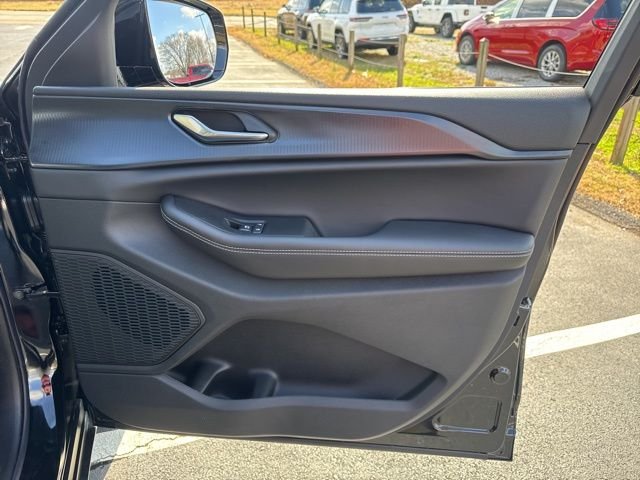 New 2025 Diamond Black Crystal Pearl-Coat Exterior Paint Jeep Altitude X image 9