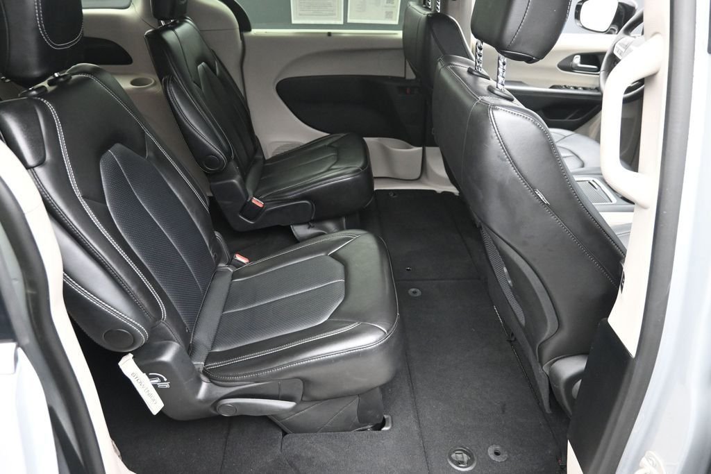 Used 2024 Silver Chrysler Touring L image 10