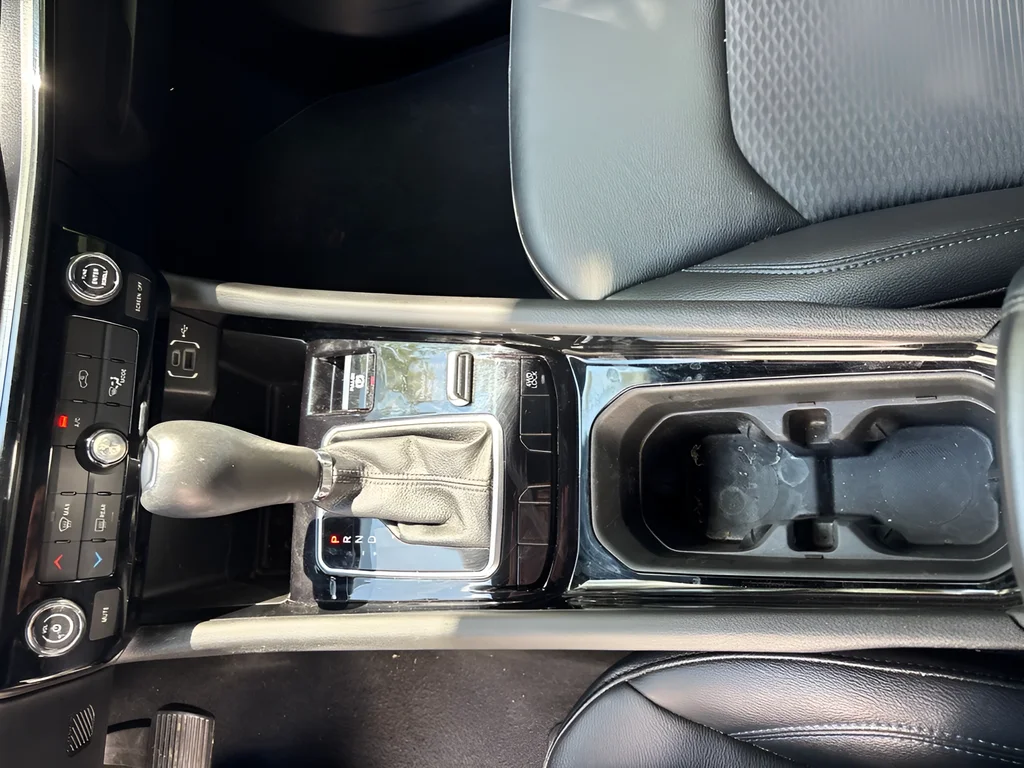 Used 2025 Bright White Clearcoat Jeep Latitude image 19