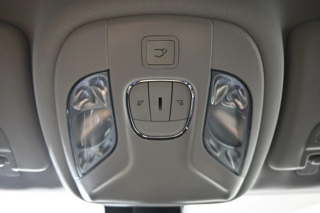 Used 2022 White Jeep Latitude image 32