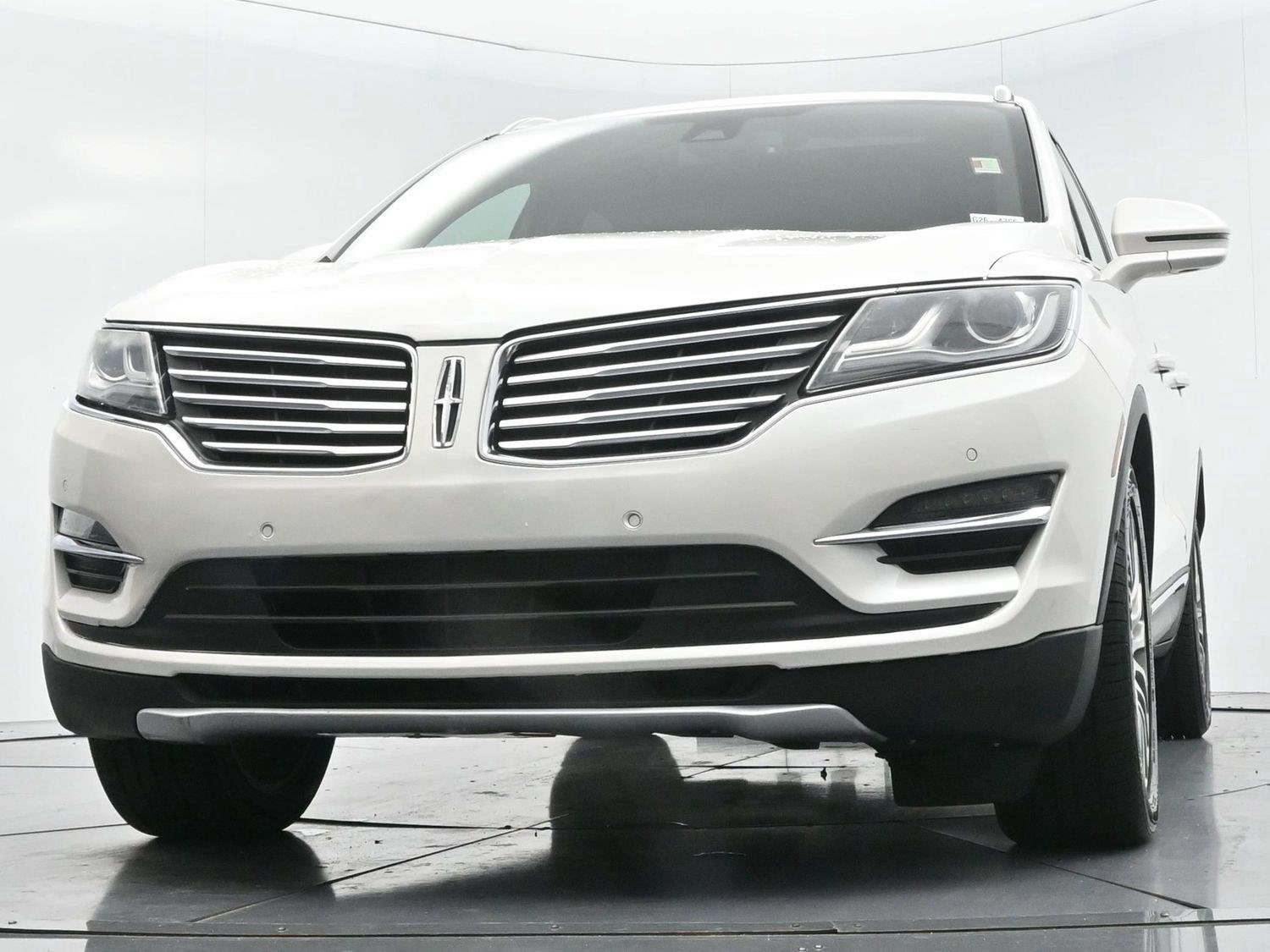 Used 2015 White Platinum Metallic Tri-Coat Lincoln FWD 4dr image 41