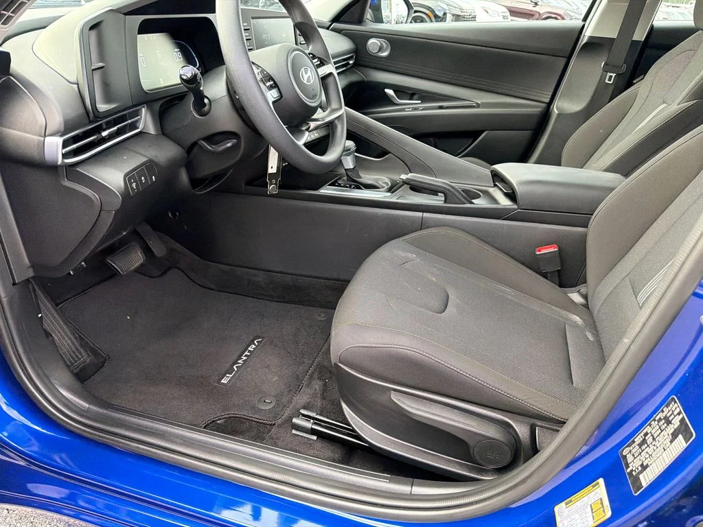 Used 2025 Blue Hyundai SE image 9