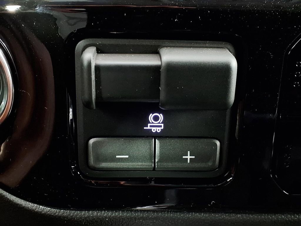 New 2026 Summit White GMC Elevation image 22