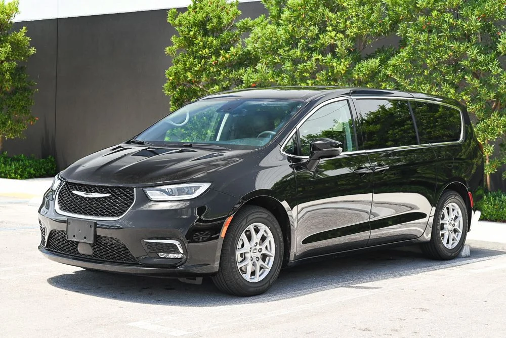 2024 Chrysler Pacifica Touring L's photo