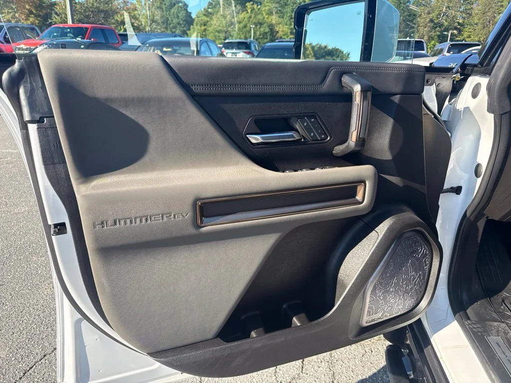 Used 2024 White GMC 2X image 25