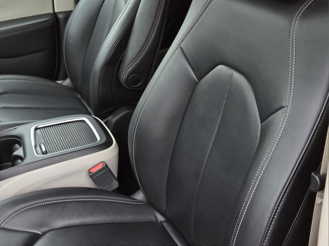 Used 2024 Red Chrysler Touring L image 28
